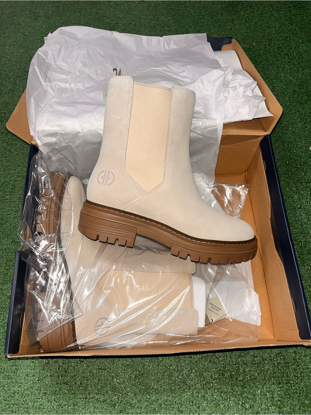 Cole Haan Tahoe Featherfeel Chelsea
Water Resistant Suede Boots Size 7